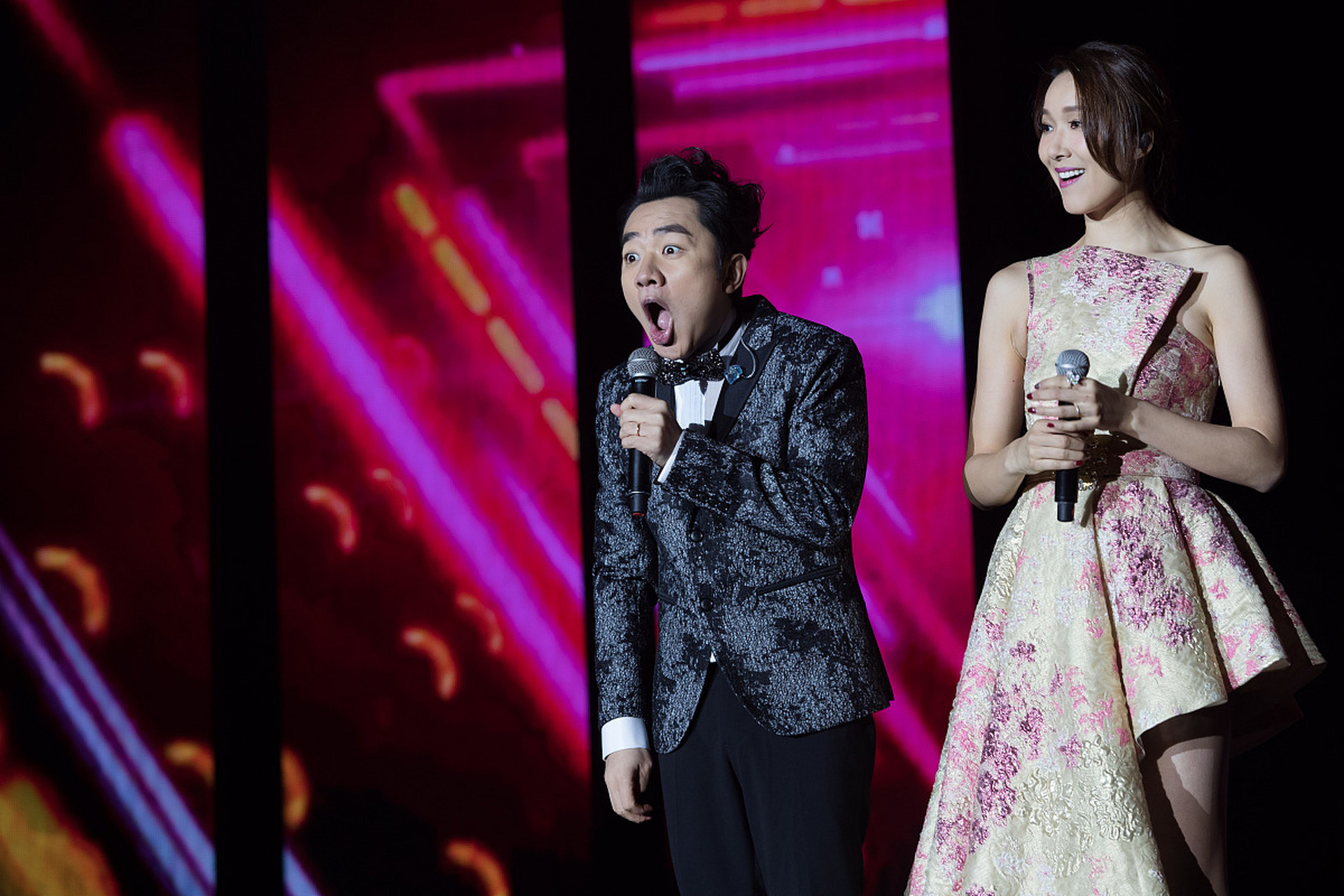 王祖蓝和李亚男的爱情故事也是娱乐圈中的传奇.