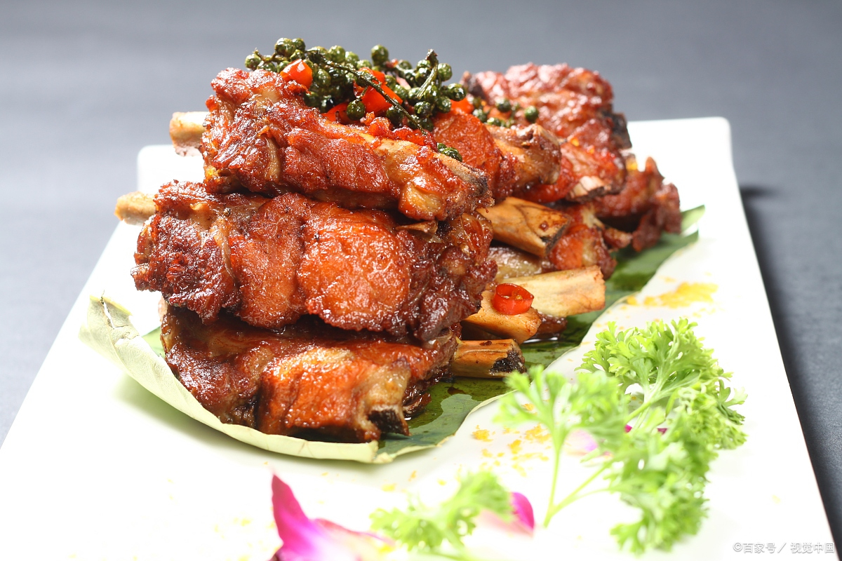 外酥里嫩,好吃到舔手指的蒜香炸排骨,它来啦