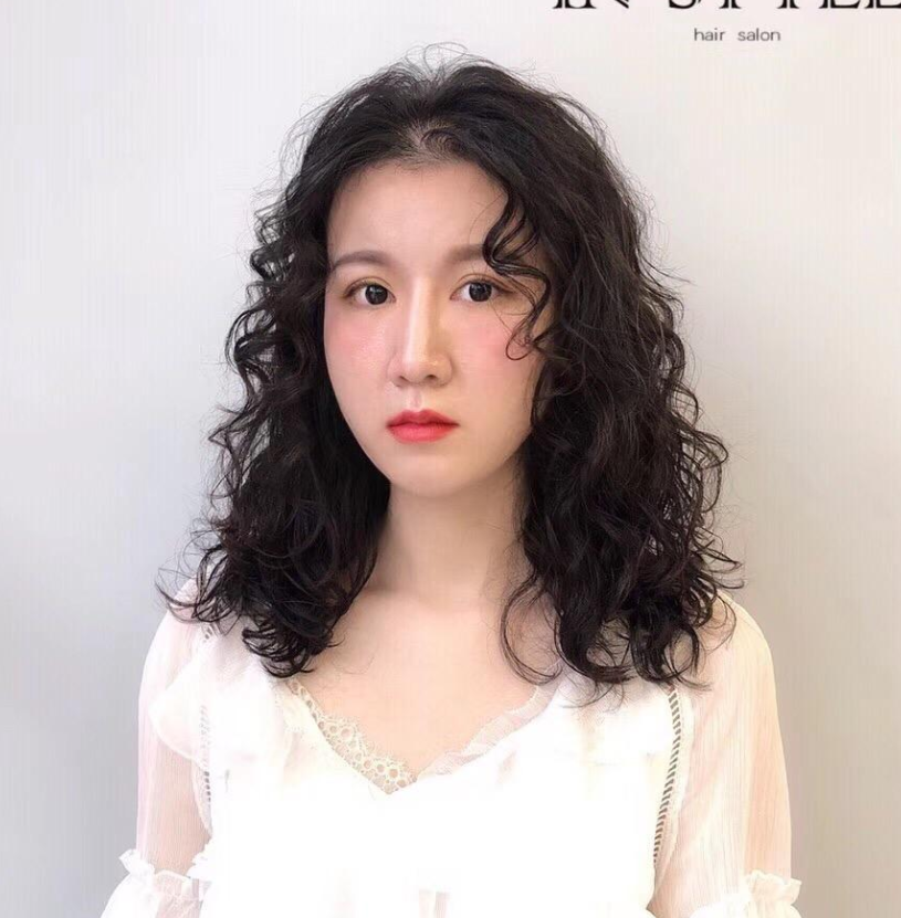 2018最新小卷烫发型,完美修饰脸型,更显时尚女王范儿!