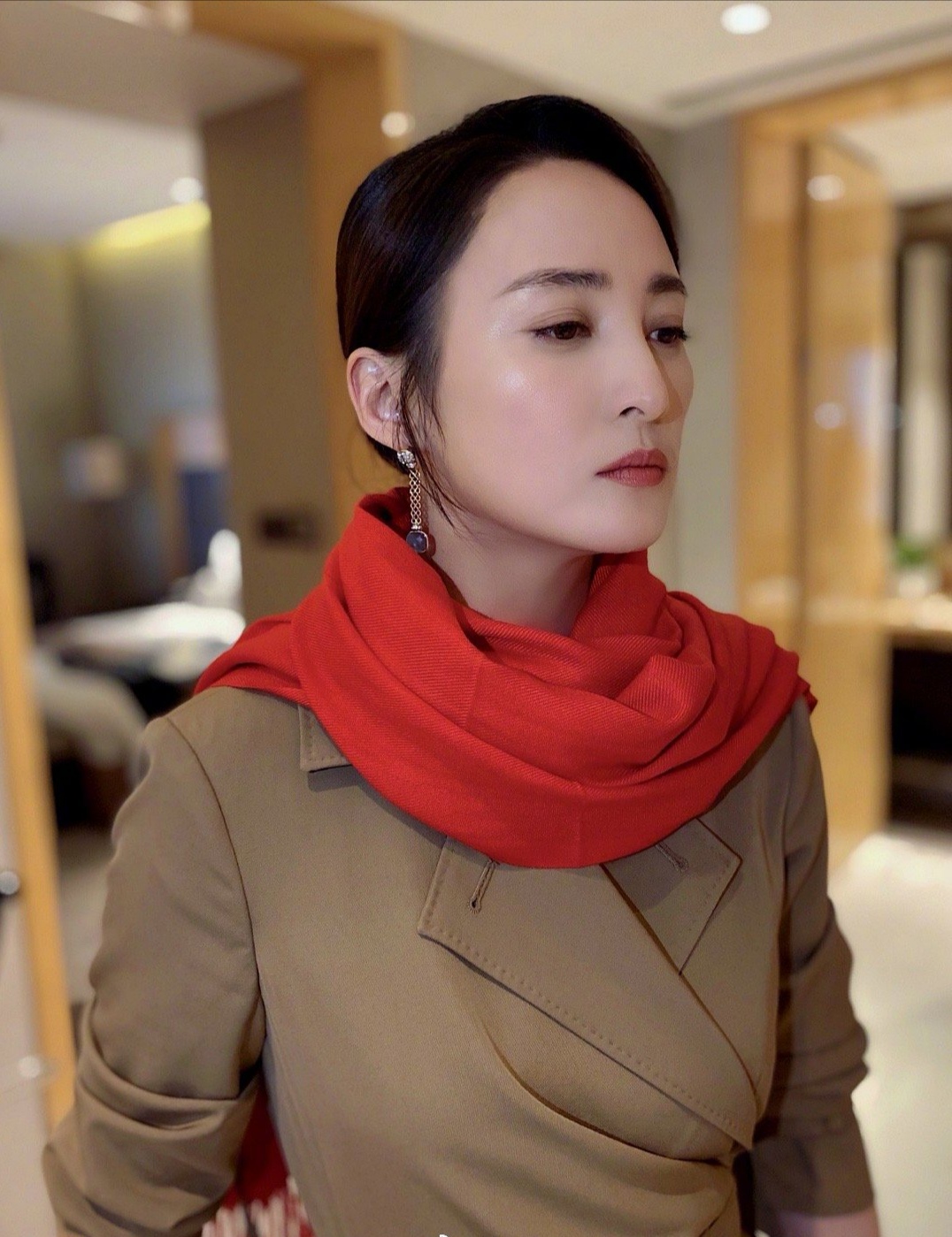 44岁蒋勤勤美成18岁少女,风衣配红围巾气质绝佳,陈建斌太有福气