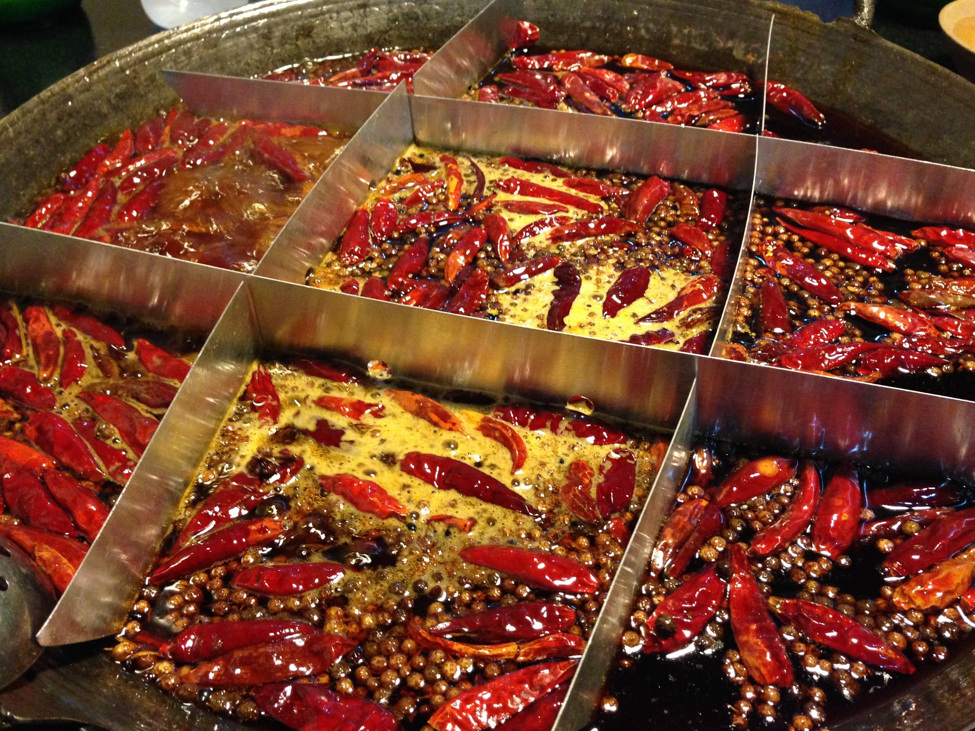 重庆已成网红城市,为什么吃火锅还能50块钱扶墙走?原因太暖心了