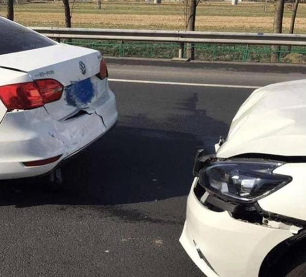 大众速腾遭人追尾,看到前脸的速腾车主直言:这车我不要了!