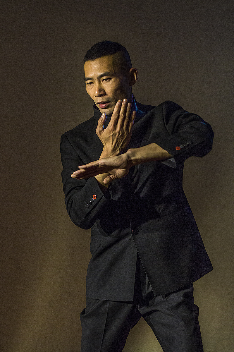 舞台摄影:表演咏春拳的男子