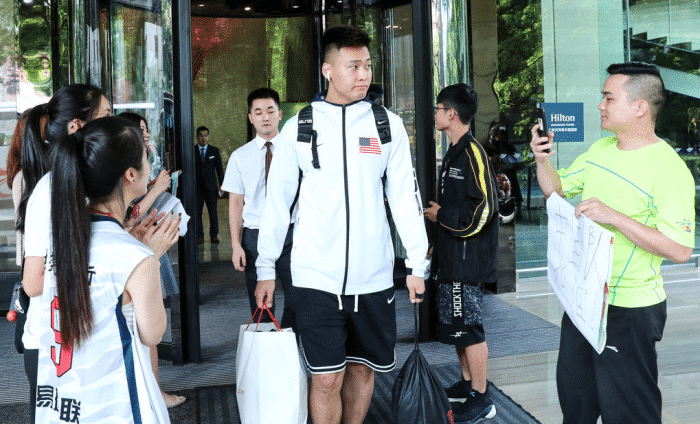 中国男篮赵睿穿美国国旗衣服说要为胸前国旗战斗 网友:难怪输球