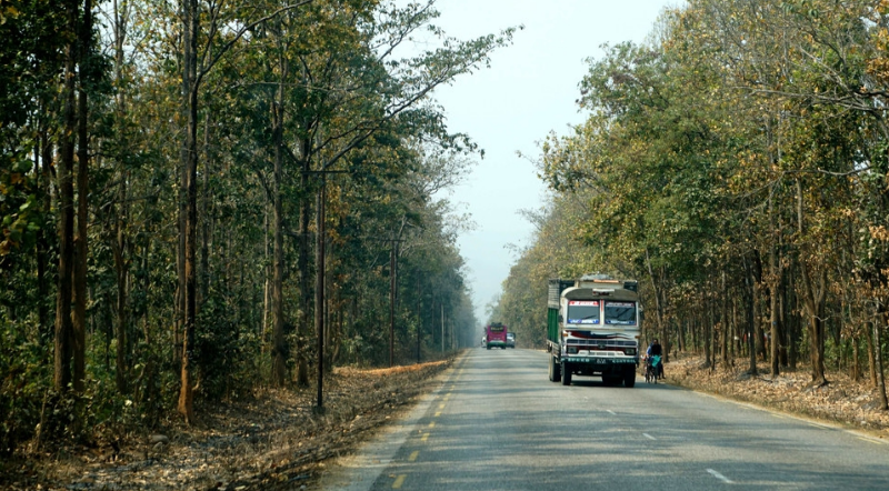 旅游:尼泊尔的公路路况极差,连国内的乡间公路都不如