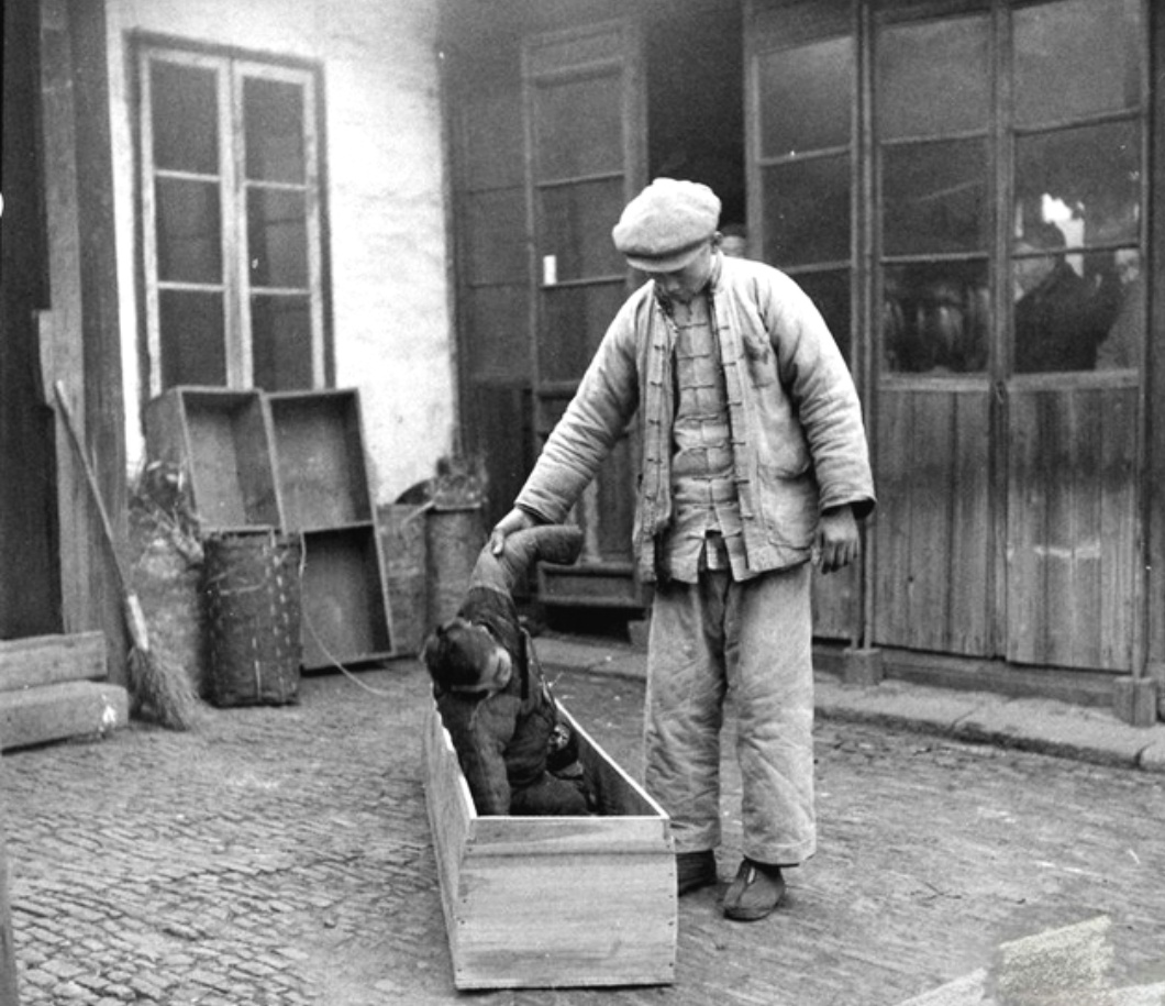 解放前的收尸队旧照,经常穿梭大街小巷,图5集中统一烧毁