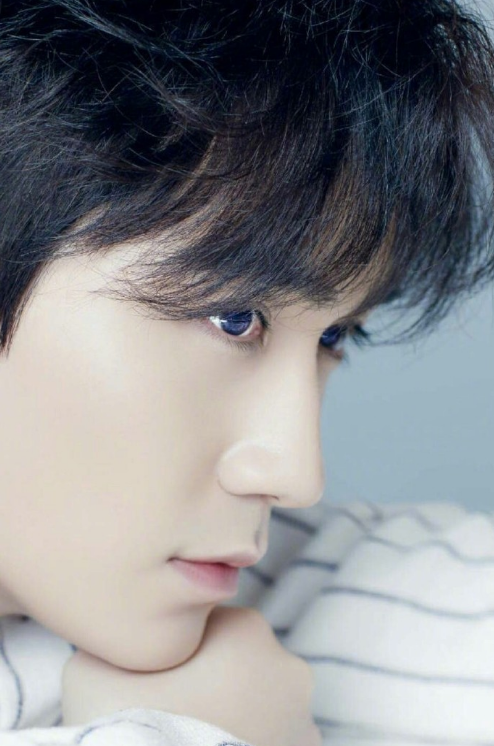 朱一龙侧颜杀小合集~轮廓精致优越,鼻梁直挺有力,纯情生动干净治愈,不