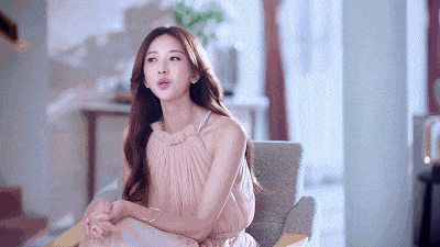 林志玲早早穿上春装,穿红色衬衫到机场,脚穿金属色靴子抢镜了!