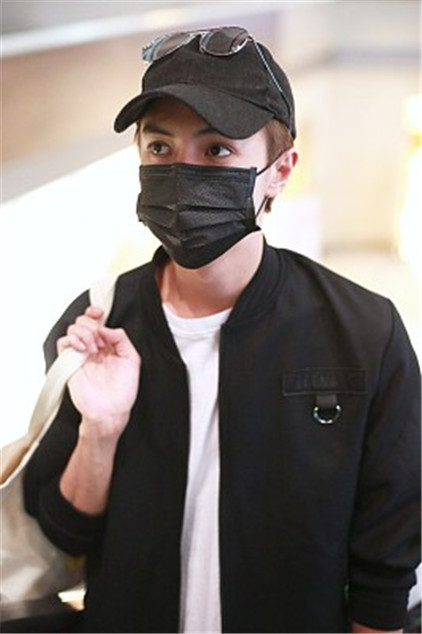 "花美男"官鸿素颜口罩遮面显 单手拎背包模样不羁大眼睛撩人