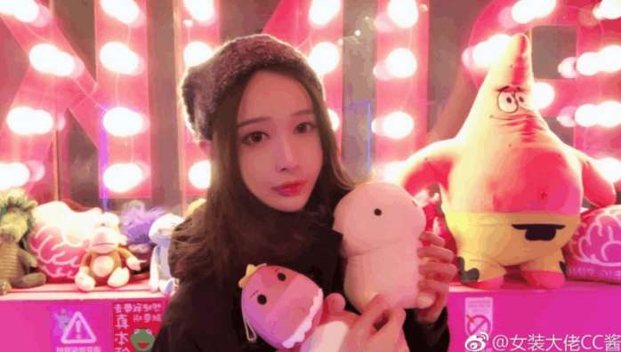 主播女装大佬cc酱不戴口罩,吃拉面吃出御姐样,雌雄不分了!