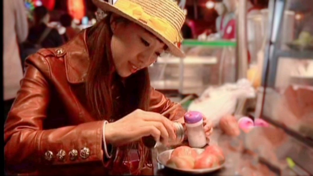 台湾夜市小吃有什么好吃吗?白红姐姐:很大差异,水果也要蘸调料