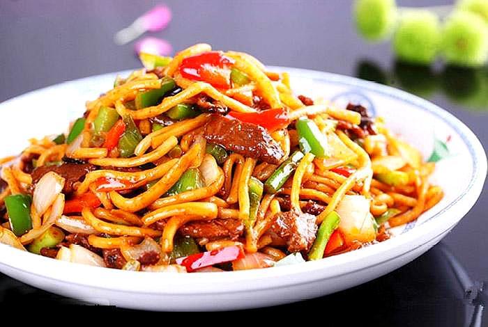 做牛肉炒面时不要放盐,加点这个会更好吃,很多人都不知道