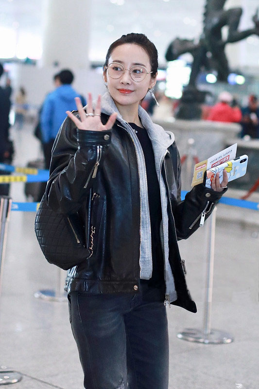 身穿一身黑的她时尚感十足,脚踩细高跟优雅又个性.