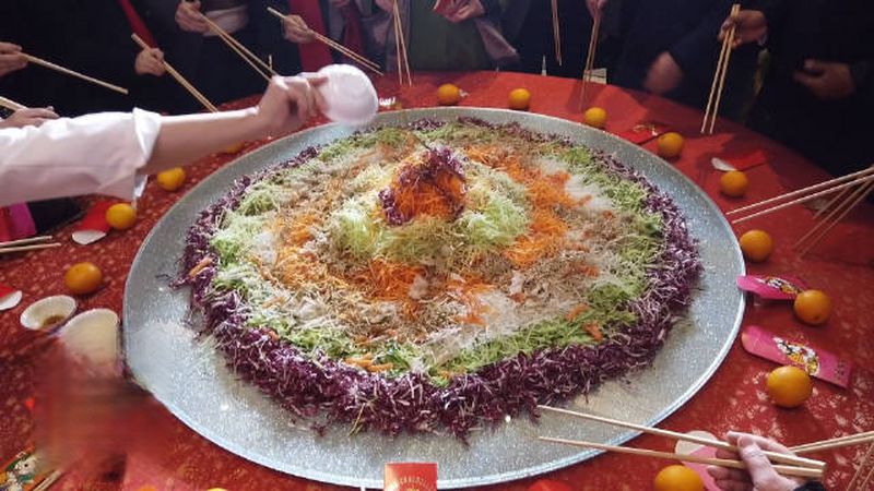 “捞鱼生”,是一种特有的渔家民俗,起源于我国南洋沿海地区、后随着华人的流动传到新加坡、马来西亚地区。过年时“捞鱼生”的习俗,捞鱼生时,往往多人 ...