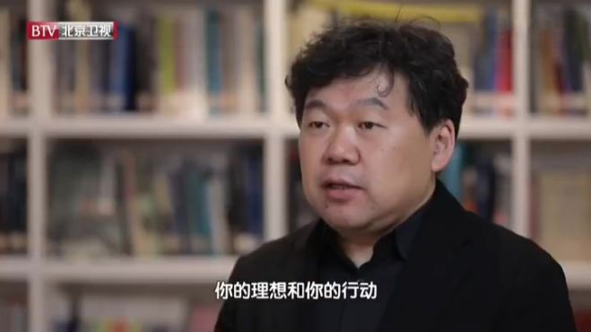 [图]【情牵故土筑梦北京 为你喝彩走进建筑师吴晨】生在北京，长在北京，他是有着北京情结的建筑师吴晨。像当年父亲吴良镛一样，他也毅然选择了回国，带着深厚的专业积累回到故乡，开始了在这座城市的筑梦之旅。大栅栏·北京坊，就是他的代表作之一。现在这里已经成为北京游览的新地标。