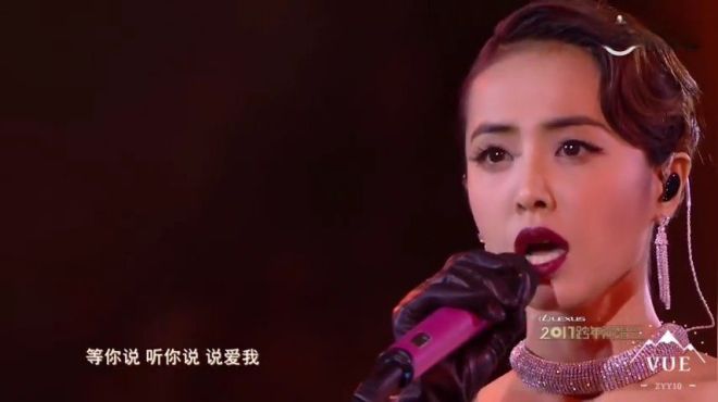 [图]#蔡依林身材# 蔡依林《怕什么》现场优雅的舞台，端庄知性的Jolin，这就是舞台艺术家