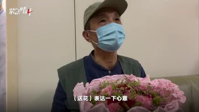 [图]【大爷带鲜花找陶勇医生复诊：非常非常棒的医生[鲜花]】5月20日，朝阳医院眼科医生陶勇第二次复诊。1月20日，陶勇在朝阳医院被病患砍伤，休养114天后再度复诊。有患者带着鲜花找陶勇医生复诊。虽然每日限号10位，但到医院入口关闭，陶勇医生仍在接待访客。他告诉紧急呼叫 ，确实很忙碌，但自己体力还行。 