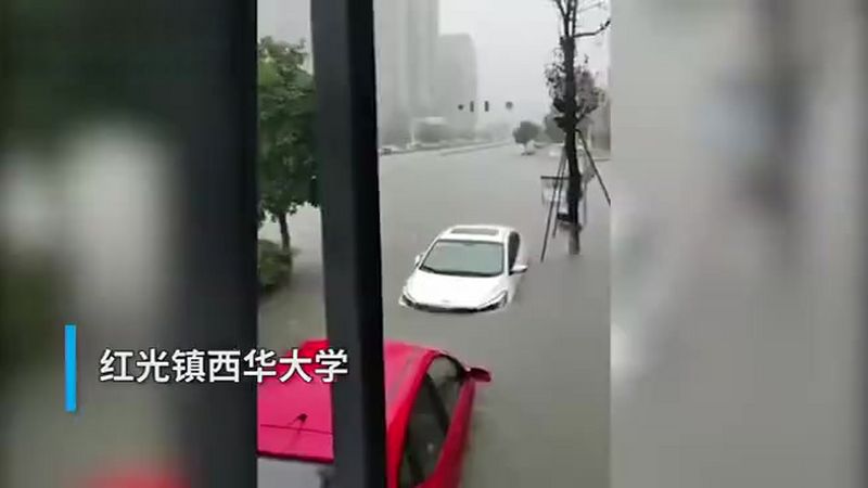 【暴雨预警升级!成都郫都暴雨小轿车被淹】11日,成都暴雨,郫都区多个街道积水严重,多个车辆被淹.16时,四川省气象台、成都市气象台同一时间发...