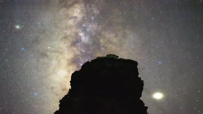 [图]【手可摘星辰！梵净山的夏夜星空】近日，贵州铜仁，当夜色降临梵净山，抬头仰望天际，可以欣赏到最纯净的星空。夏夜的梵净山不仅气候凉爽，天空更是纯净如洗，抬头就可遥望繁星闪耀，领略银河璀璨。