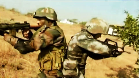中印联合军演大量画面 两军士兵背靠背作战