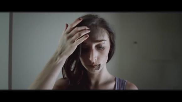 僵尸美女对着镜子化妆,最后的表情看完难受好久