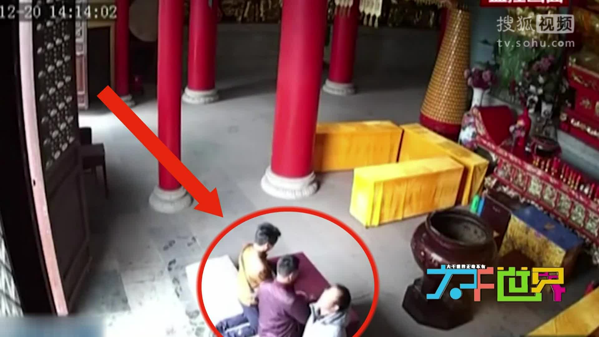 贼儿行窃竟偷进庙里,偷尽香火钱还要拜一拜