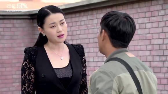 关婷娜这个漂亮的女人,咋见到宋小宝总是动手动脚呢?