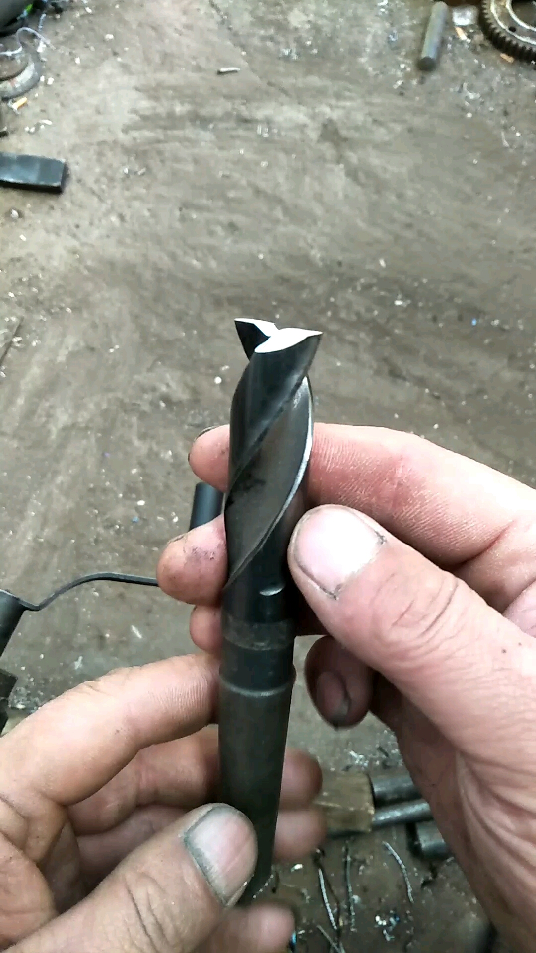 老师傅磨的特殊钻头,干啥用的