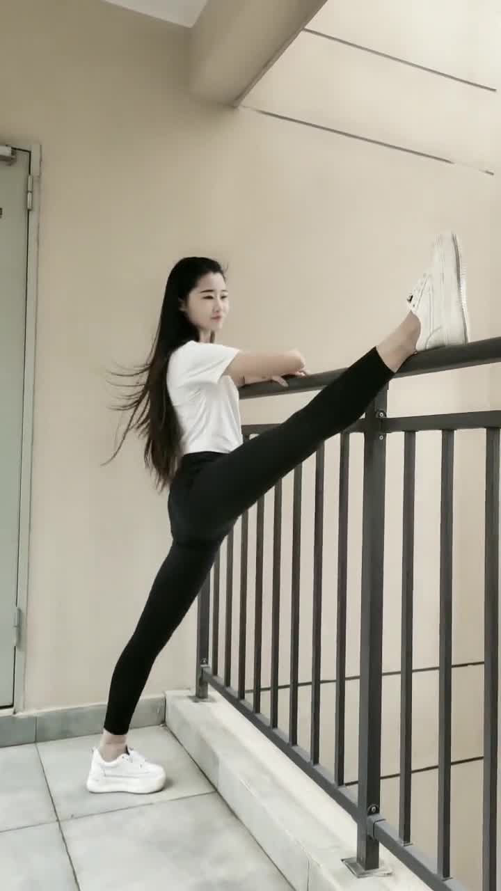 长腿小姐姐表演一字马,标准的动作精彩好看,太厉害了!