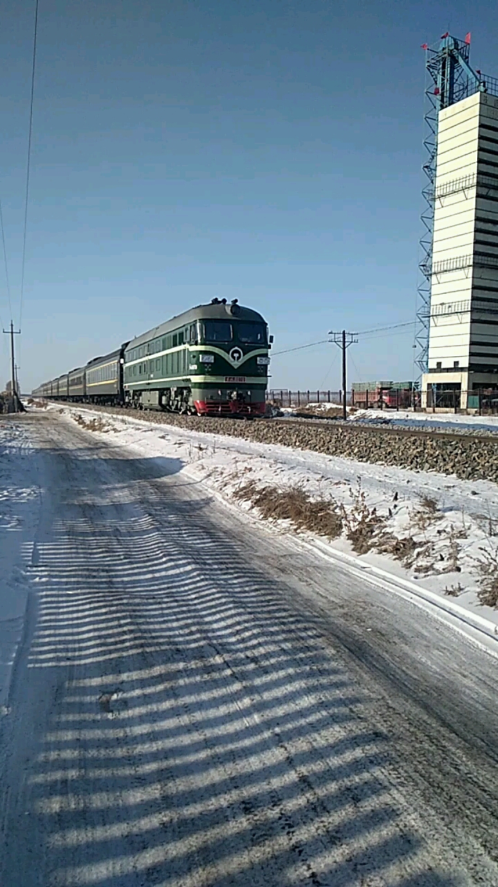 大年三十的春运列车-大连-黑河2209次列车进北黑线龙镇车站