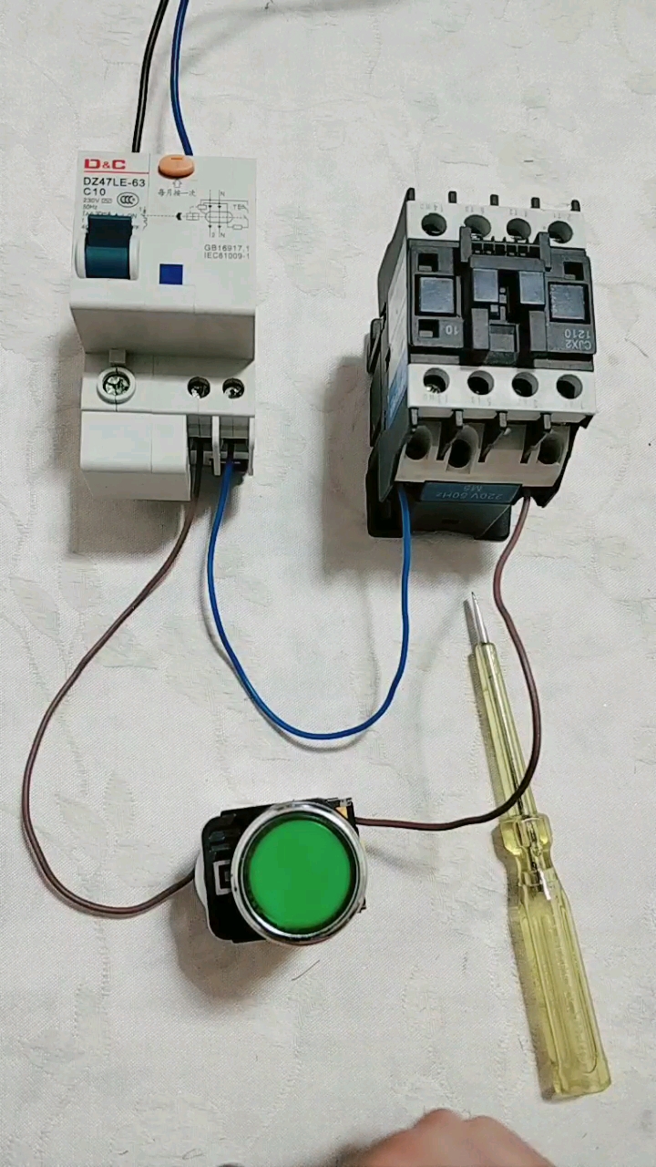 请教各位电工师傅,这能不能算是最简单的自锁电路?