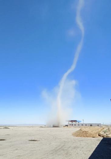 自然景观——龙卷风.坐标伊吾县下马崖淖柳公路k65公里.