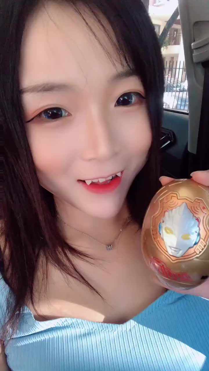 虎牙小姐姐今天给大家拆一个奥特曼的蛋