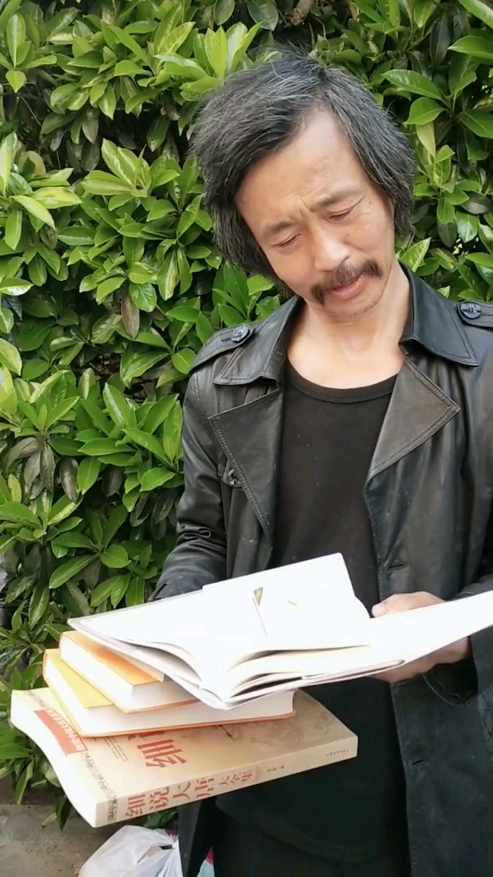 沈大师看到粉丝们送的书高兴的就像个孩子.这只有爱看书的人才能体会.