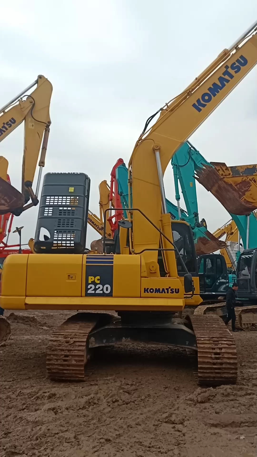 实拍客户试机小松220/8mo挖掘机