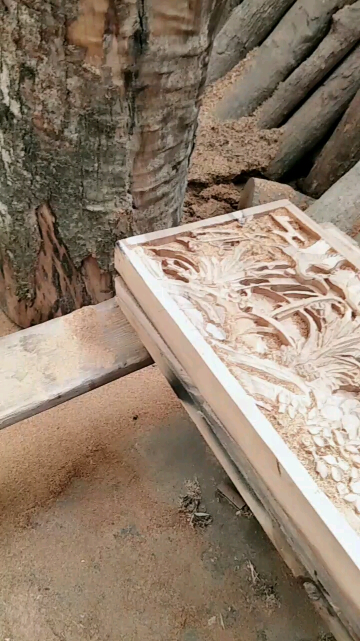 正在雕刻平雕作品《松鹤 延年图》