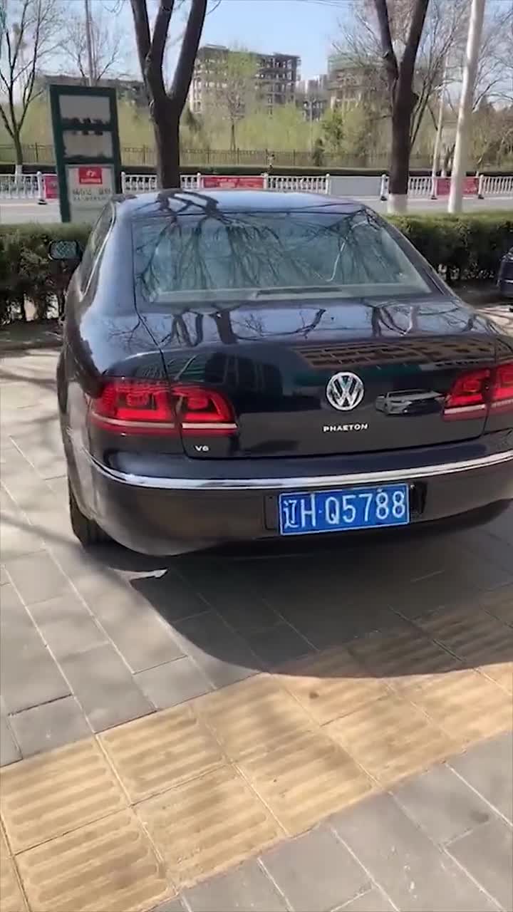 价值一百多万的大众辉腾,低调人士首选豪车,却是女人眼中的破大众!