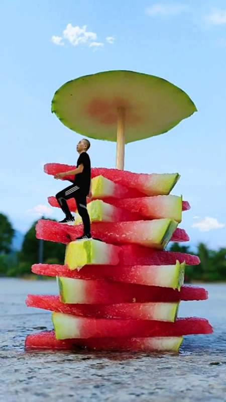 吃西瓜前,先拍张好玩有趣的照片吧.