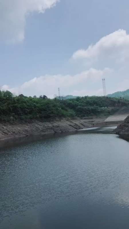 在水庫釣魚拍配上專屬湖南人的音樂請求湖南大軍支援湖南農村姑娘上