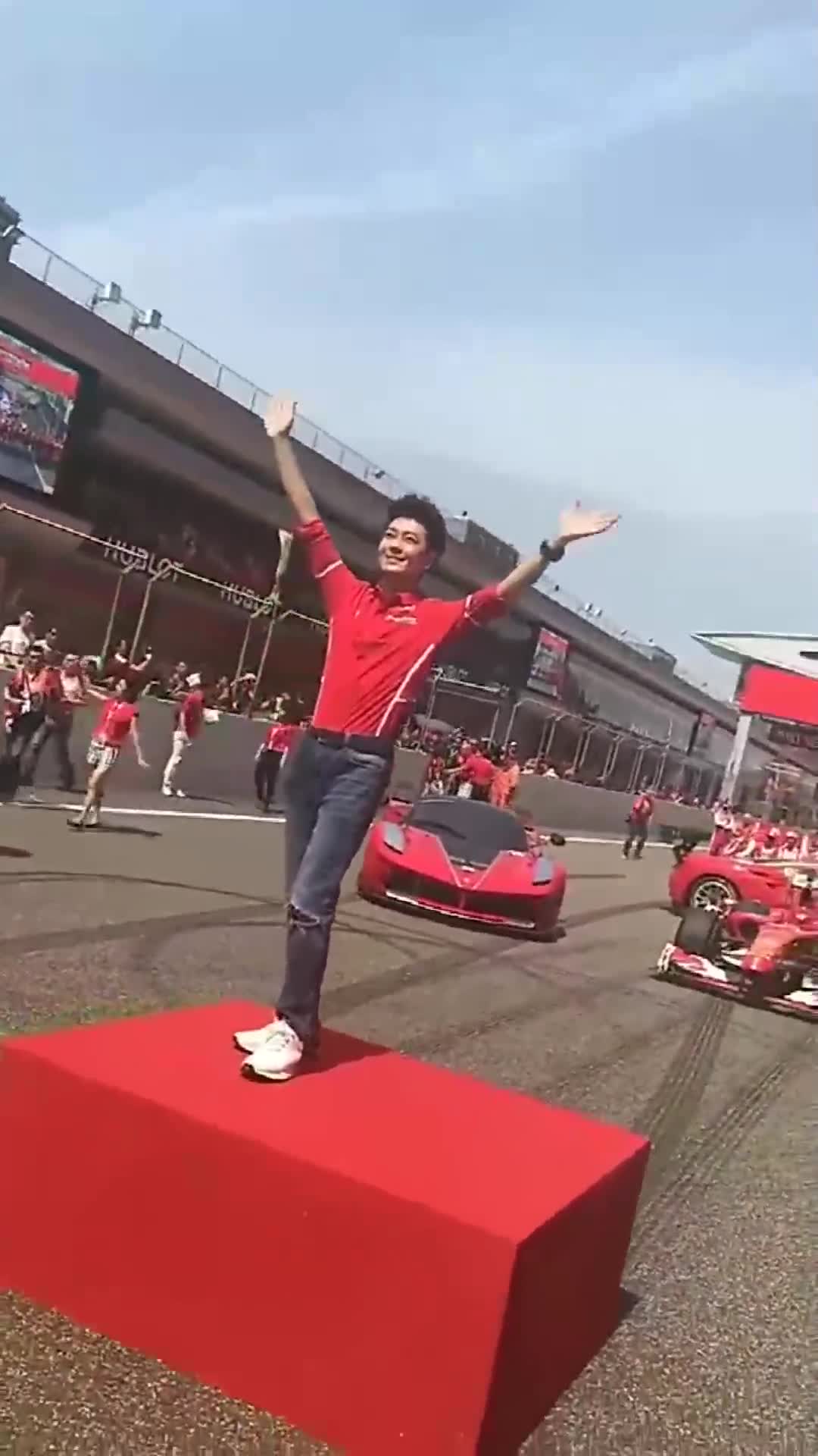 林志颖参加活动,身后的赛车引起注意,网友:都是男人的梦想!