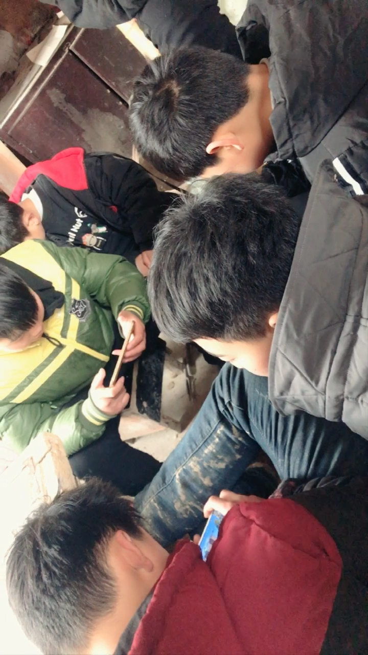 玩吃鸡的小学生