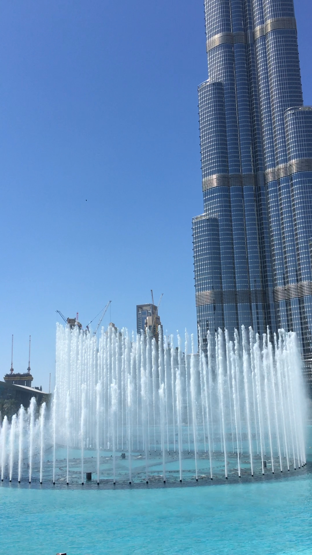 迪拜哈利法塔前的音乐喷泉