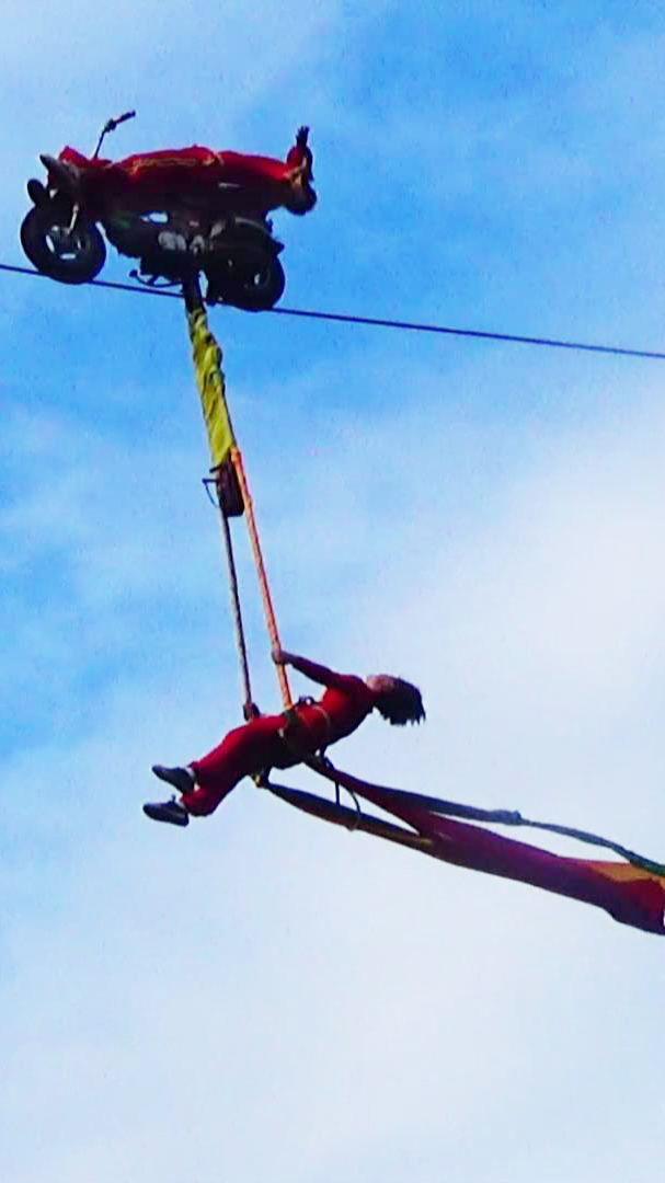 空中祝福#马山水锦顺庄景区,摩托走钢丝杂技表演,人们都赞.