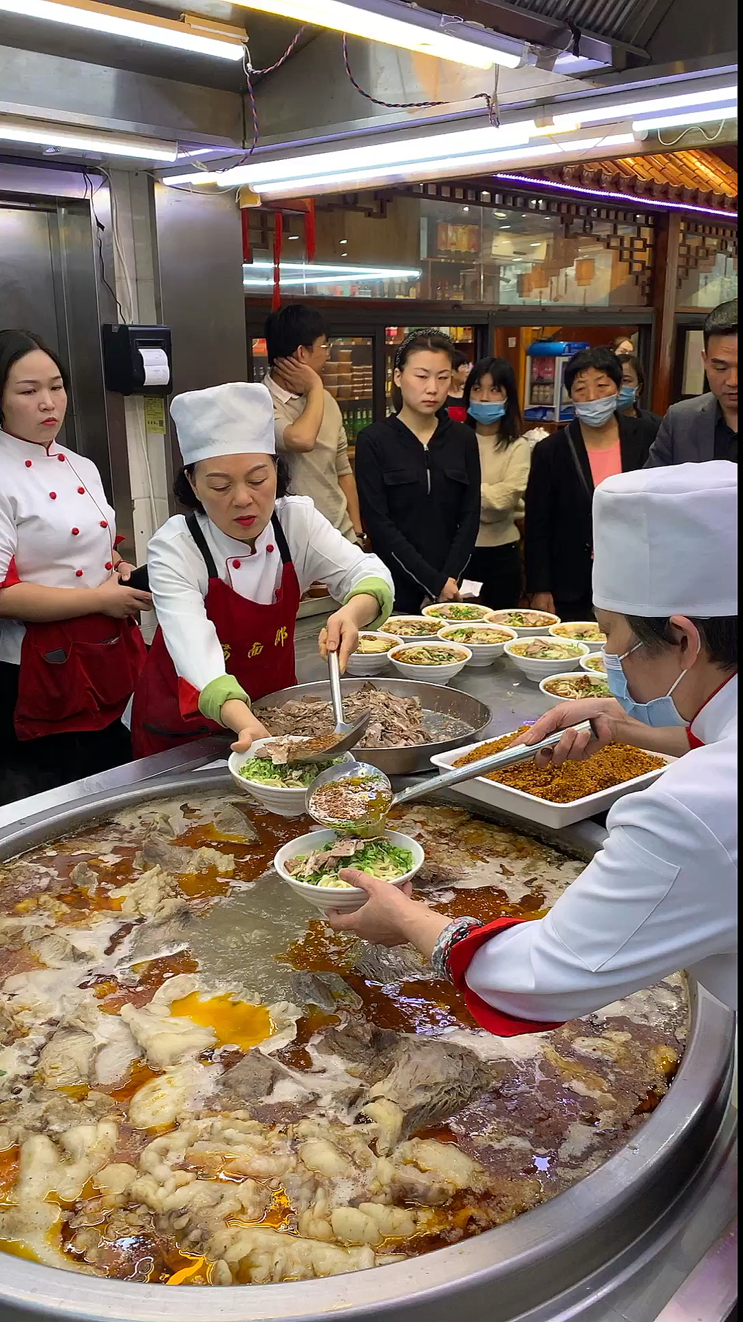 食堂阿姨打饭手法