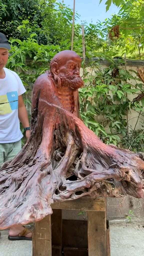 老树根雕刻出来的精品.这样的作品你们愿意给手艺人点个赞吗?