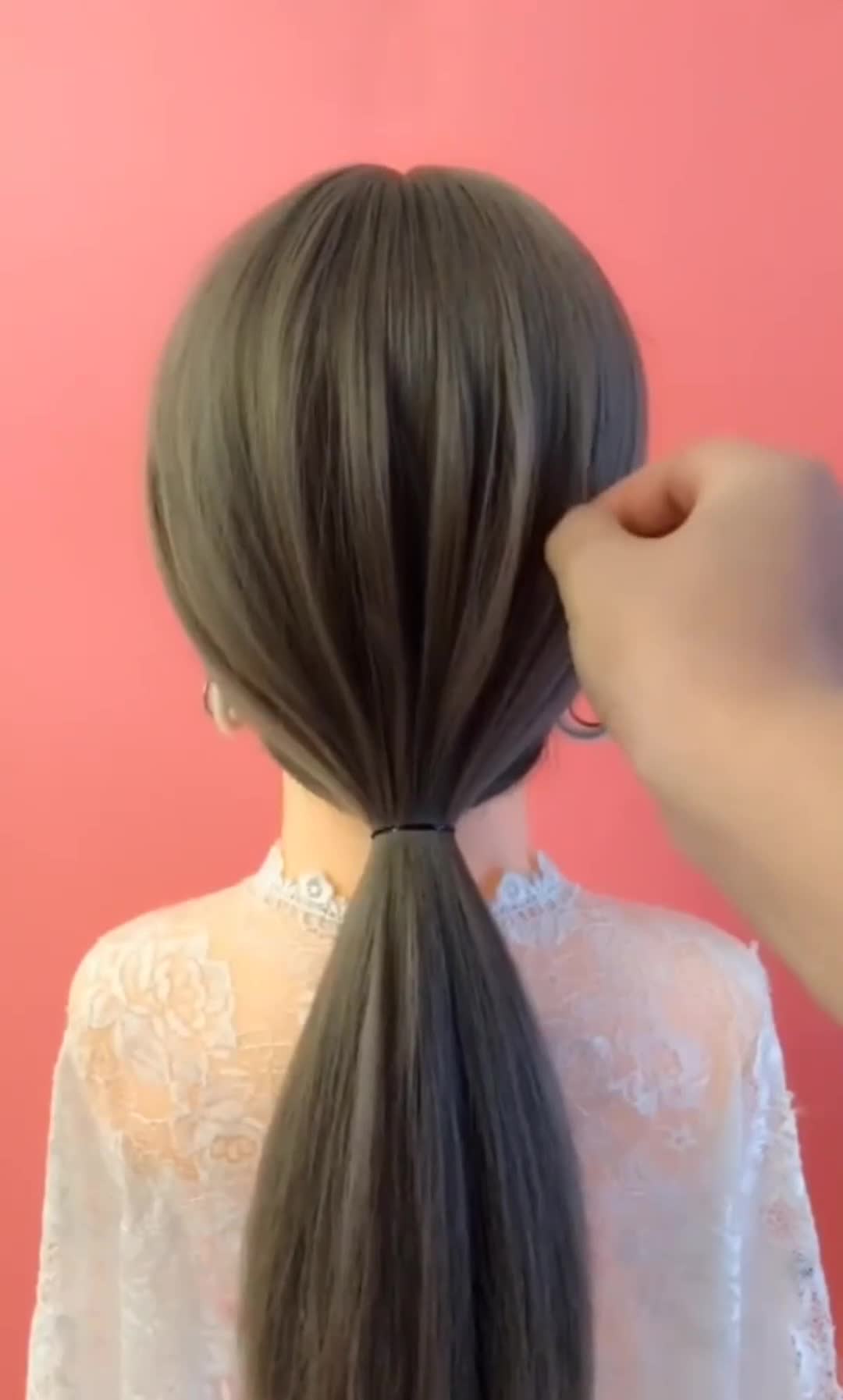 妈妈参加儿子婚礼这样扎,简单低马尾盘发,优雅又显气质哦!