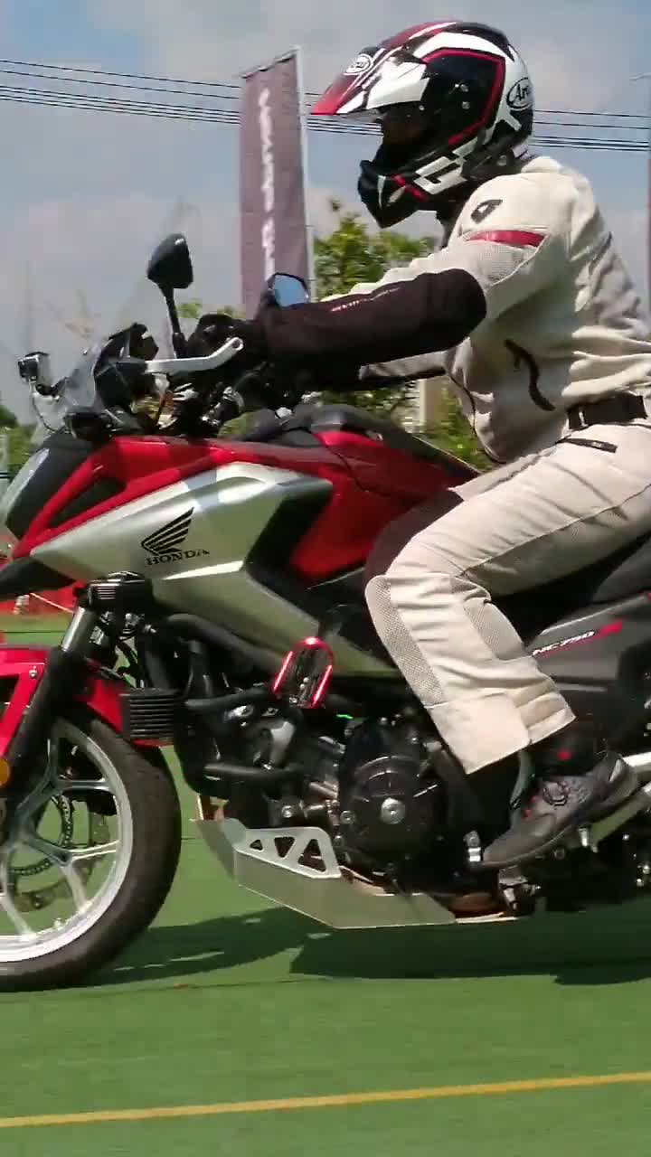 摩托车过独木桥,看似容易的训练!