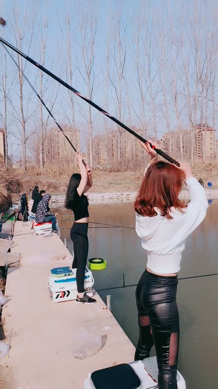 美女钓鱼