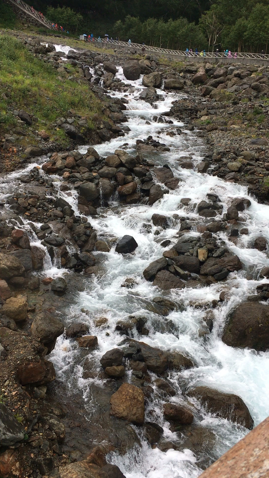 长白山水川流不息