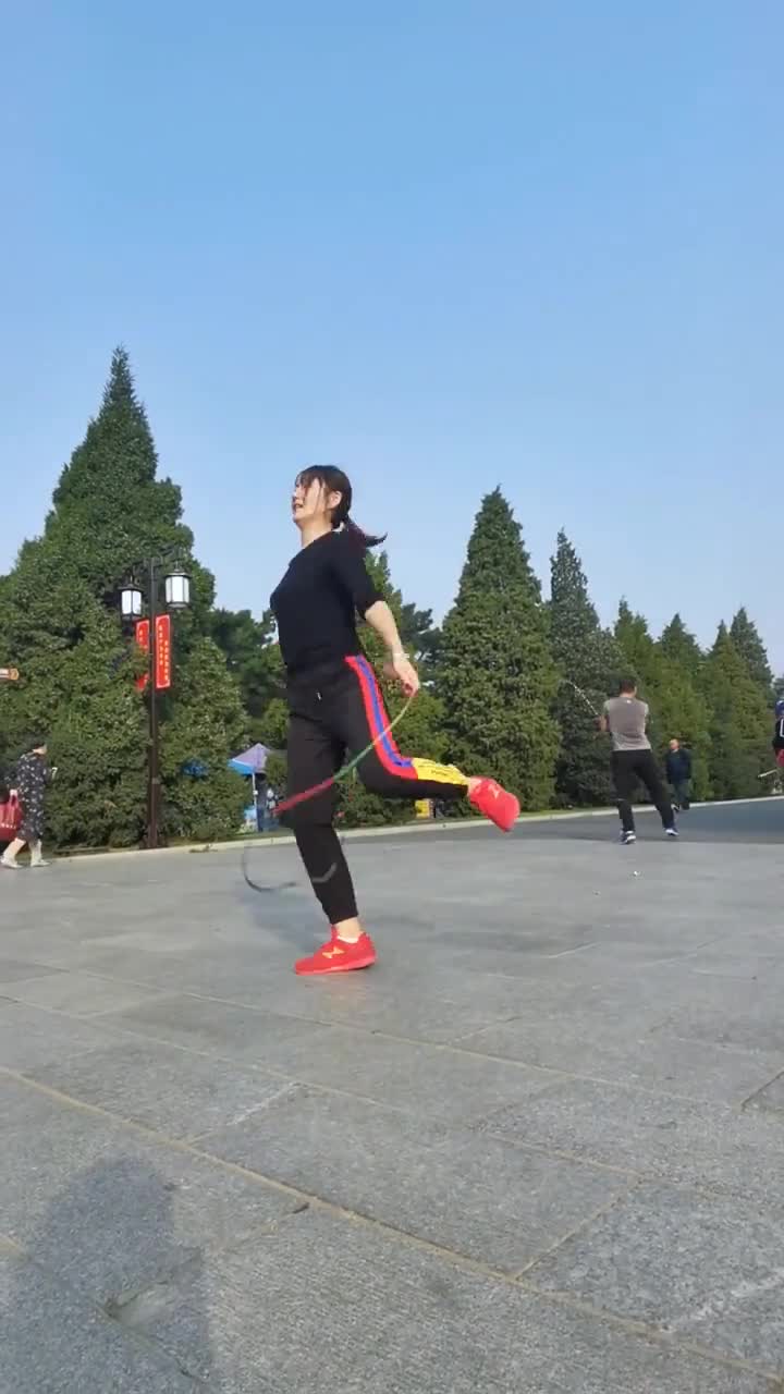 美女花样跳绳,身轻如燕,真是太厉害了!